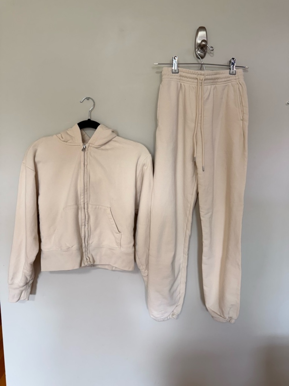 Uniqlo Matching Sweat Set in Off White—Cropped Sweatshirt & High Rise Sweatpants